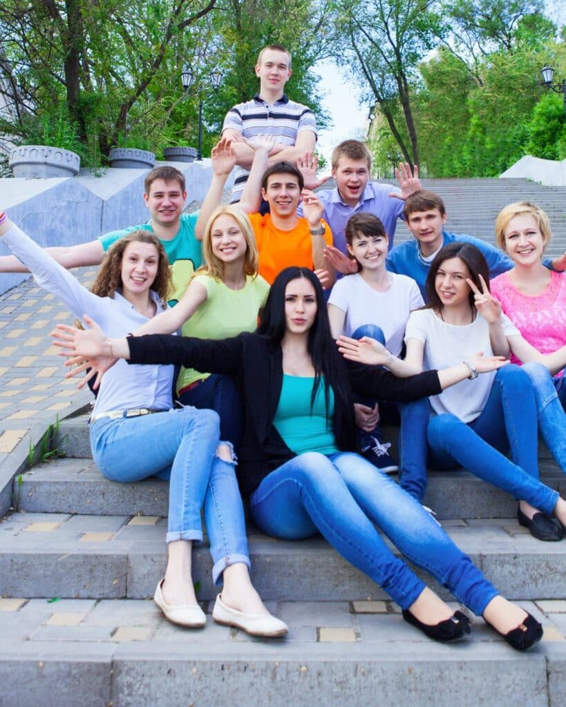 groupe de jeunes heureux