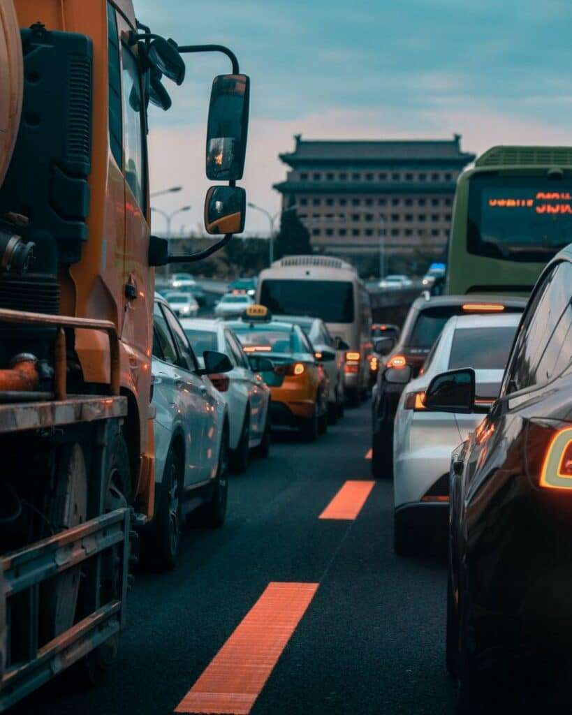 Voitures circulant sur une autoroute, situation redoutée en cas de peur de conduire