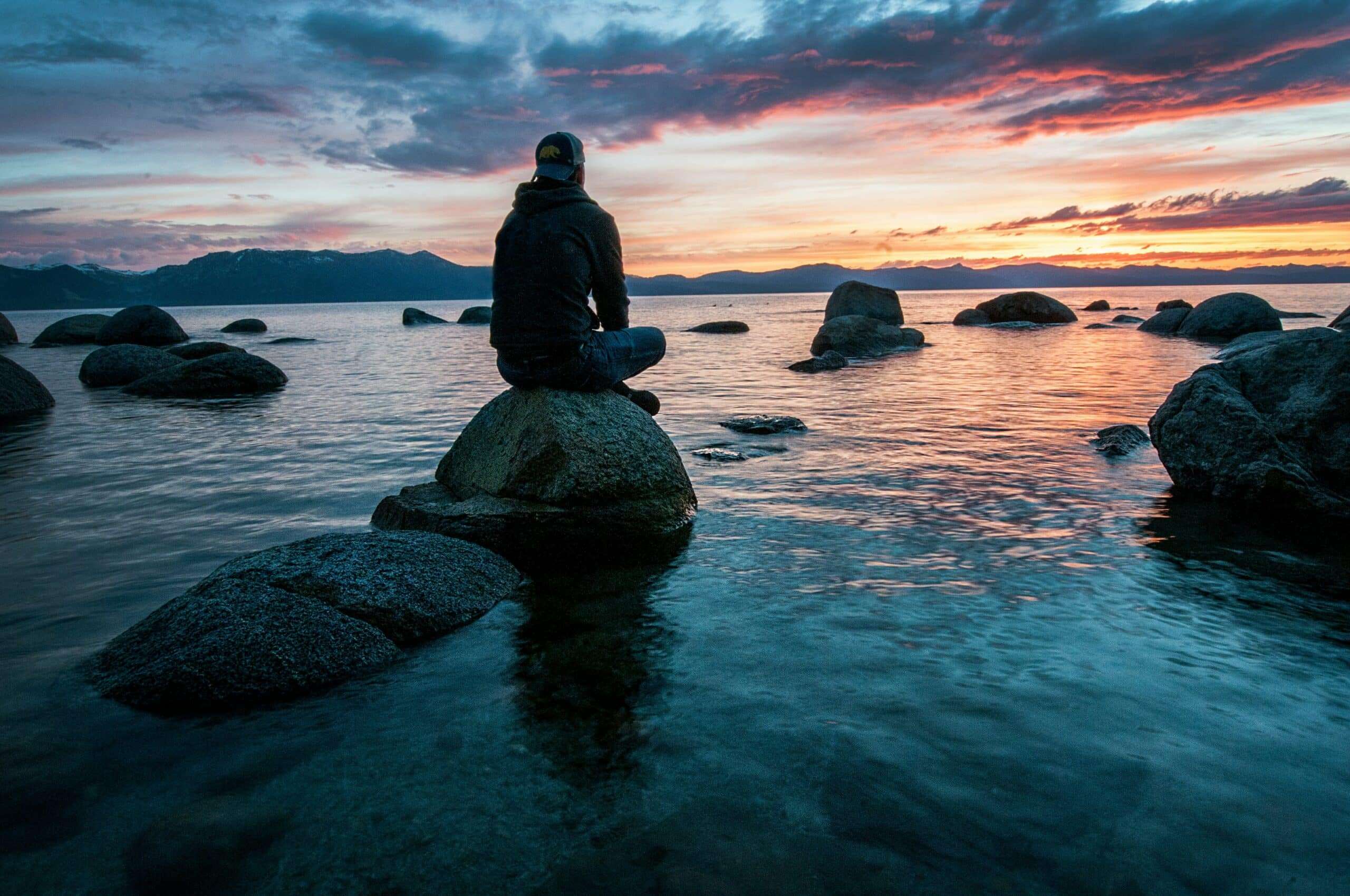Access Bars et burn out: homme assis face à la mer, qui prend une pause